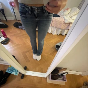 Ltb valerie - Säjer mina Ltb jeans då dom inte längre kommer till användning. Dom är i använt skick och har två små hål på högra fickan! Pris går att disskuteras🥰 Midjemått 36 cm men dom är stretchiga och innerbenslängd är 77 cm
