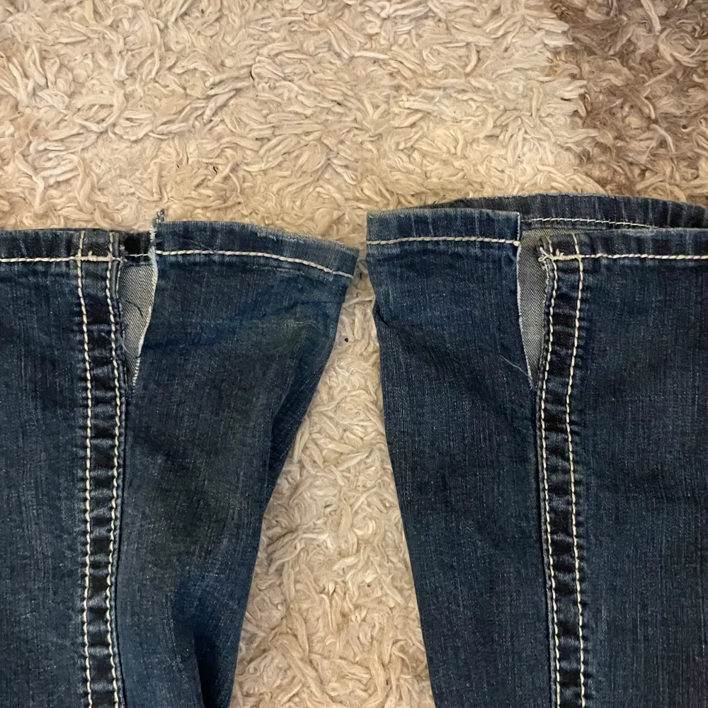 miss me jeans i bootcut modell                             äkta, köpta i new york😁                                                                     skriv för fler bilder!  innerbenslängd - 88 cm midjemått - 42 cm                                                            inte sönder där nere har klippt dom för att dom ska vara mer flared!. Jeans & Byxor.