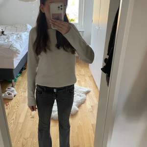 Lågmidjade bootcut jeans - Lågmidjade bootcut jeans från Gina tricot i storlek 158. Fint skick! Säljer då de inte kommer till användning längre.