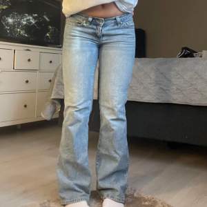 Säljer dessa jeans från Gina i modell ”y2k low bootcut” i storlek 34, säljer då de ej kommer till användning. Super bra skick då de nästan aldrig är använda. Nypris: 499, mitt pris: 350