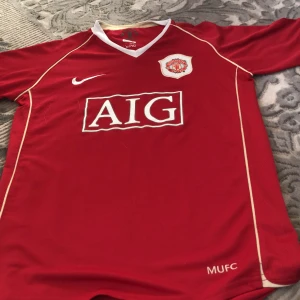 Säljer nu min Manchester United tröja nu när den blivit förliten. - Har inte använts på ett litet tag. Har precis tvättat den så den är alldeles ren. Den har ett jätte bra skick.😀👍