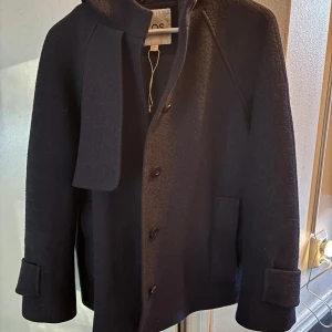 Cos jacka  - Super snygg jacka från cos. Marinblå med luva 💕