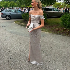 Balklänning - Jag säljer min fina champagne färgade balklänning från Dressroom Linne, endast använd vid baltilfället💗 Köpte för 3995kr och säljer för 3500kr, Inga defekter! Har sparat påsen och skyddet för klänningen som ni får med vid köp💗💗 Pris kan diskuteras💗