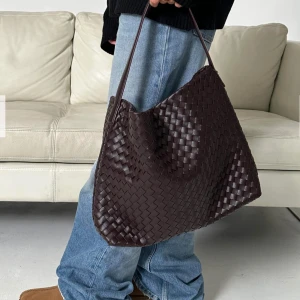 Flätad väska - Vinröd/brun flätad väska från Designbysi i nyskick💖