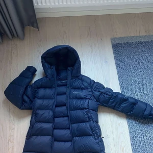 Peak performance vinterjacka  - Säljer denna super snygga och varma vinterjacka ifrån peak performance i storlek M🤗. Den är fortfarande i ny skick då den knappt har kommit till användning. Nypris: 5000kr mitt pris 1600kr, priset kan diskuteras vid snabb och smidig affär😃