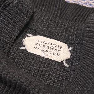 Maison Margiela Knit L - Säljer en riktigt fet stickad Maison Margiela tröja i storlek 46 vilket motsvarar ungefär L. Jag brukar ha M och den här funkar men kanske något stor beroende på preferens. Tröjan är i väldigt bra skick utan tydliga tecken på användning. 