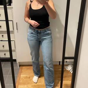 lågmidjade/mid waist jeans från gina tricot. Använda en gång. Långa i benen. Jag är 1.76