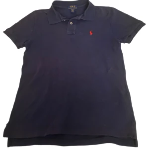 Ralph lauren pike - Stilig Ralph lauren pike för billigt pris skick 6/10 har en liten defekt som du kan se på fjärde bilden ingenting man tänker på, priset går att diskutera storlek 14-16 vilket motsvarar ungefär xs hör av dig vid minsta intresse 🏆