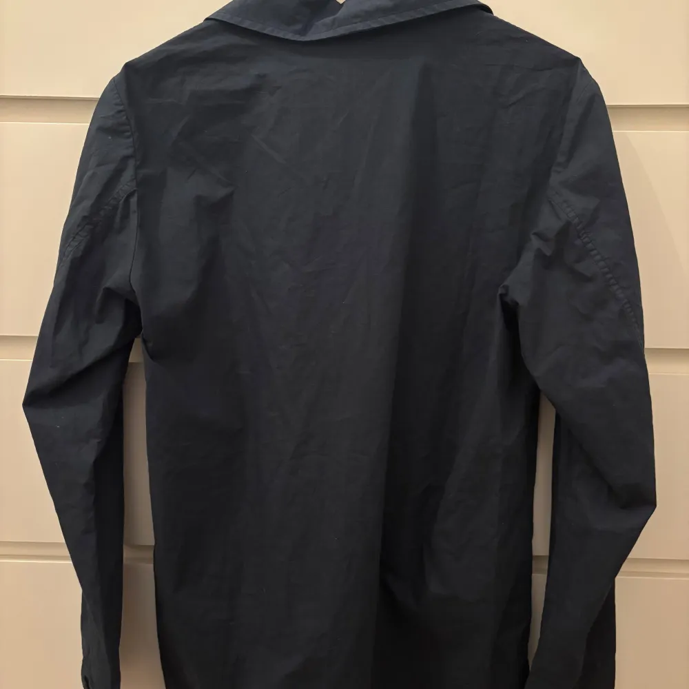 Tvärfet Aspesi Overshirt. Ser lite ut som en kavaj. Den är gjord av 100% bomull.Skick 10/10, den är inte använd en enda gång, och alla lappar sitter kvar. Nypris ligger mellan 3000-4000kr. Priset är inte hugget i sten! Fråga på!. Skjortor.