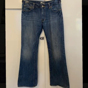 Låga bootcut jeans  - Säljer ett par jättesnygga blå jeans från LAD. De är i bra skick och har en superbra passform. 