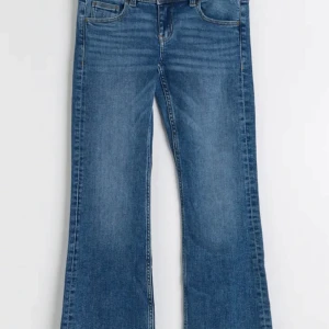 Jeans - Säljer ett par lågmidjade jeans ifrån gina tricot❤️ bra skick❣️ skriv för bilder eller frågor❤️
