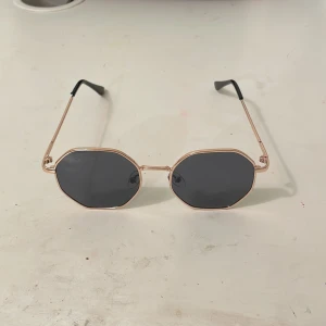 Sol glasögon  - Detta är ett par sol glasögon som har använts lite men är i hyfsat bra skick, liten skada på höger båge.  !SÄLJER BARA T GÖTEBORGS OMRÅDET!