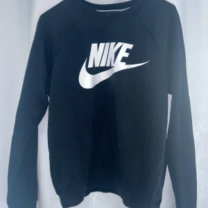 Nike sweatshirt  - En svart sweatshirt från Nike i storlek XS, men har passat mig som brukar ha M🖤🖤 Knappt använd!