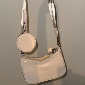 Väska - Inköpt på glitter för ca 2-3 år sedan, knappt använd. Beige färg