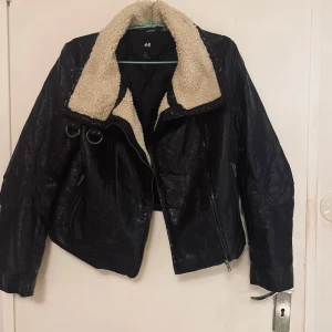 Svart läderjacka - Endast använd 1-3 gånger
