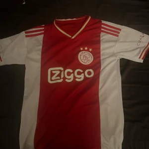Ajax tröja - Vitt, Röd Ahax tröja använd två gånger 