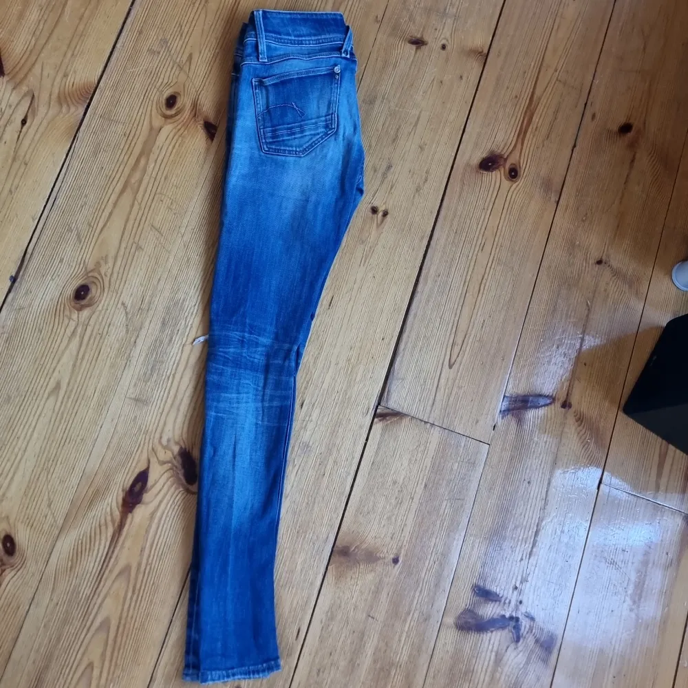 G-star jeans, Hål i knäna. Varför inte göra om till snygga shorts om man inte vill ha hål i knäna 👌. Säljer då jag inte kan ha dom längre. . Jeans & Byxor.