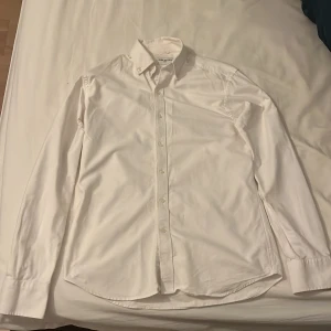 John Henric slimfit skjorta vit - Vit skjorta slimfit från John Henric Fint skick 
