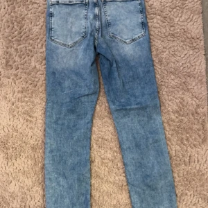 Skinnyjeans - Skinny jeans mörkblåa/lite vita. Använder inte skinny längre men dom är fint stick o jätte fina. Jeansen är storlek M men passar perfekt för mig som är Xs/S