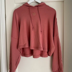Hoodie adidas - Hoodie från adidas, lite croppad modell