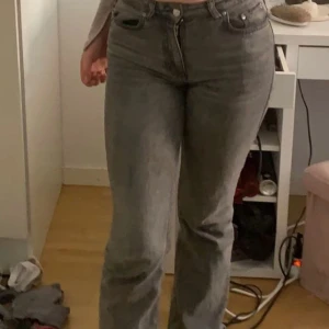 Jeans - Superfina Gråa jeans med medelhög midja, bra skick!💘