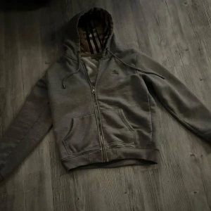 Burberry hoodie - Storlek L men skulle säga M. Bra skick! Bara skriva om du har frågor😄 Priset kan diskuteras 😁🦞