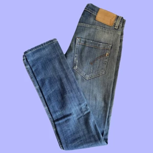Dondup Jeans - Dondup Jeans. Size: 32 (passar 176cm - 183cm). Skick: 8/10.