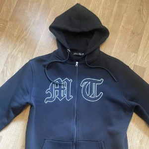 Tutolente hoodie - Det är en L som kan pass som m bra kvalitet har knappt använt den.