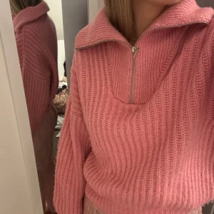 rosa tröja  - En fin stickad tröja i en stark rosa färg! den är från sisters point i storleken m men skulle säga att den passar s med. man kan stila den hur men vill med kragen! 