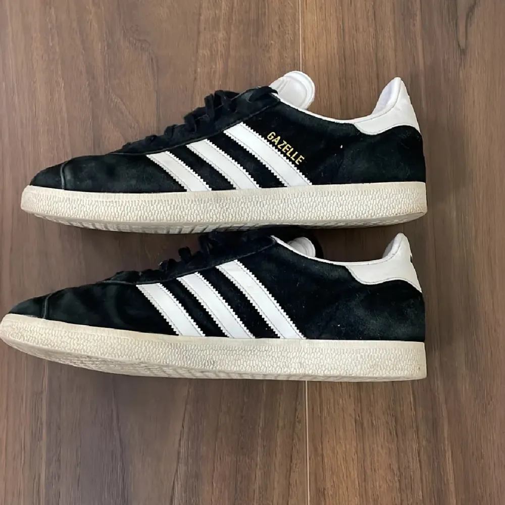 Säljer nu mina Adidas gazelle skorna är i bra skick och har inga skador eller repor. Skorna är använda i typ 1månad och är fof fräscha och det är ett jättebra pris hemfört med nypris. Skor.