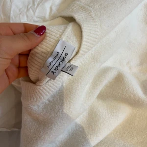 Stickad tröja - Stickad tröja från & other stories som tyvärr inte längre kommer till användning! (Nyskick)💓💓