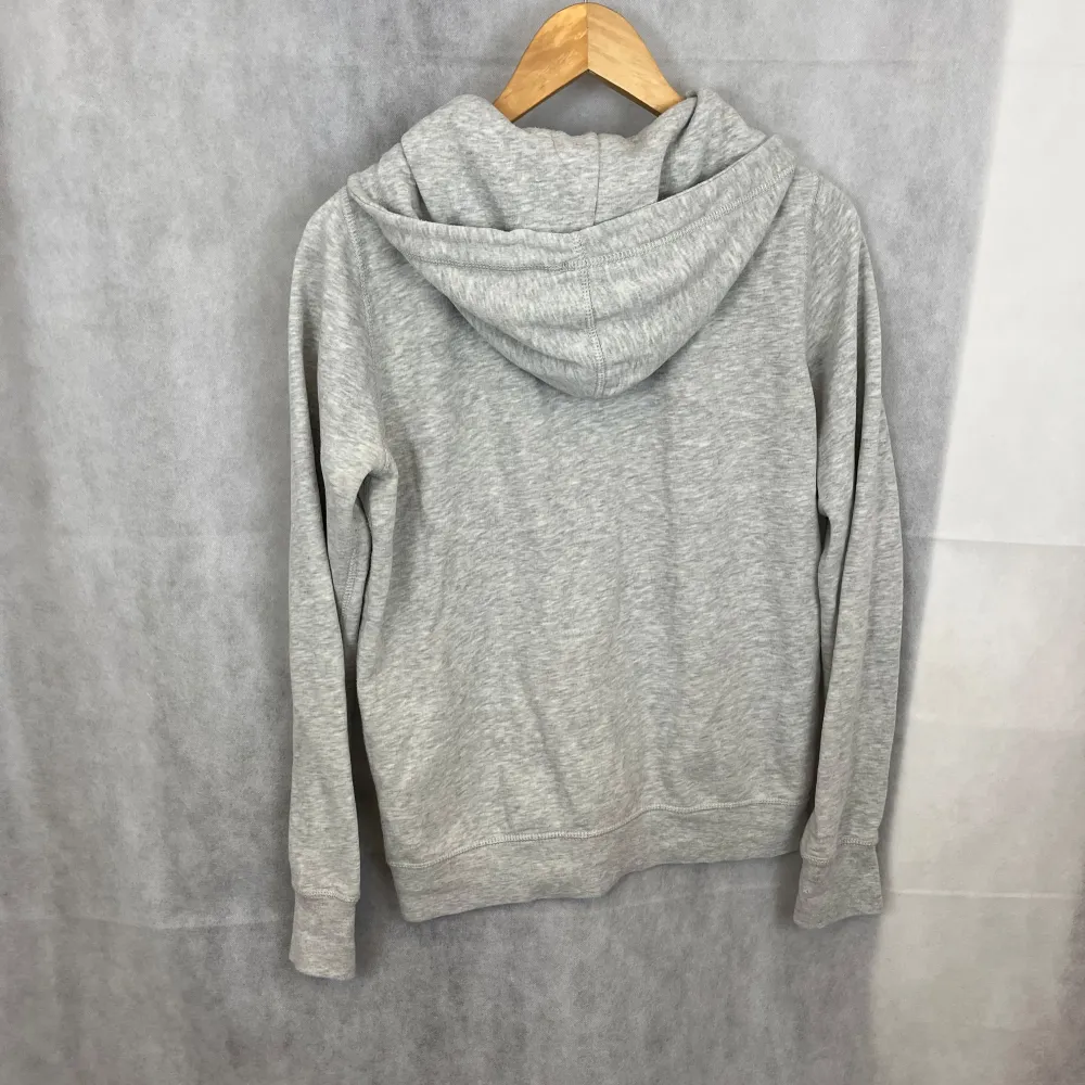 Riktigt soft zip Ralph Lauren hoodie i storlek L. Passar dig bättre som bär M. Modellen är 185. Väldigt fint skick.. Hoodies.