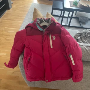 Vinterjacka peak performance  - En vinterjacka från peak performance i storlek 130. Säljs inte längre vad jag kunde se på hemsidan, vinterjackor från peak performance kostar mellan 2000-3200 (vet ej vad denna kostade men skulle tippa på ca 2500?) därav priset💗💗