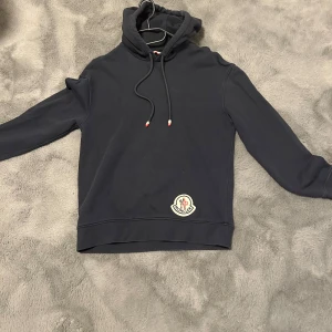 Moncler tröja - Superfin moncler tröja i jättebra skick. Inga skador eller fläckar. 100% äkta. Bara hör av er om ni har fler frågor 