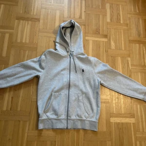 Ralph lauren - En kofta som är min lillebrors han vill sälja den för att den är för liten för han nu och den har inga skador helt fin inget fel med den pris kan sänkas vid snabb affär.