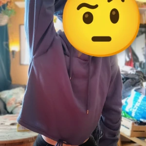 Blå croppad hoodie - Säljer en supermjuk och skön blå hoodie som är croppad. Perfekt för en avslappnad stil! Den har långa ärmar och en justerbar huva med dragsko. Passar perfekt till både jeans och leggings. Perfekt för höst och vår!