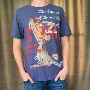 T-shirt med tryck  - Tja! Säljer denna snygga tirsha med tryck!  Storleken är L men sitter mer som M/L Vid minsta fråga eller fundering hör av er🤝