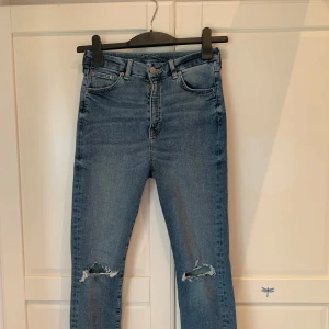 Jeans - Oanvända jeans i storlek 36. Vet inte märke. Har fungerande fickor på både fram och bakisida. Har stretchigt tyg som omfamnar ens former bra☺️.