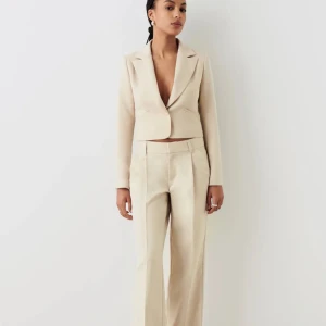 Shapad blazer/kavaj - Fin figursydd kavaj (blazer), kommer inte till användning. Perfekt till jobb som skola, eller om tunnare jacka🫶🏼 Storlek M men passar som en small. Använd vid ett tillfälle.