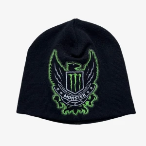 Svart mössa med Monster-broderi - Cool svart Monster mössa med ett grönt och vitt Monster-broderi framtill.