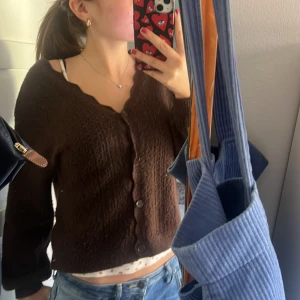 Brun stickad kofta🤎 - Jättesöt kofta från zara som är perfek nu till hösten. Är storlek 13-14 (164cm) men jag är 167 och den passar ändå perfekt. Bra skick och väldigt fint stickat mönster🤎🤎