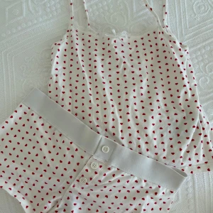 Gina tricot pyjamas - Gina tricot pyjamas set med röda hjärtan, supergulligt och inte använt mer än 3 gånger. Säljs med shorts och linne, slutsåld på hemsidan🩷 passar även någon som är XS/S