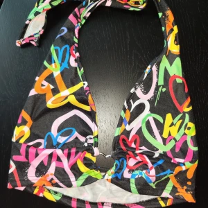 Festival topp  - Mönstrad halterneck topp med hjärtan i graffiti stil.