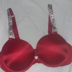 Victoria secret Bh - Säljer nu min röda Victoria secret bh då den inte passar längre. Den är i bra skick och köpt för 800 kr. Den är äkta och i är i storlek 80C