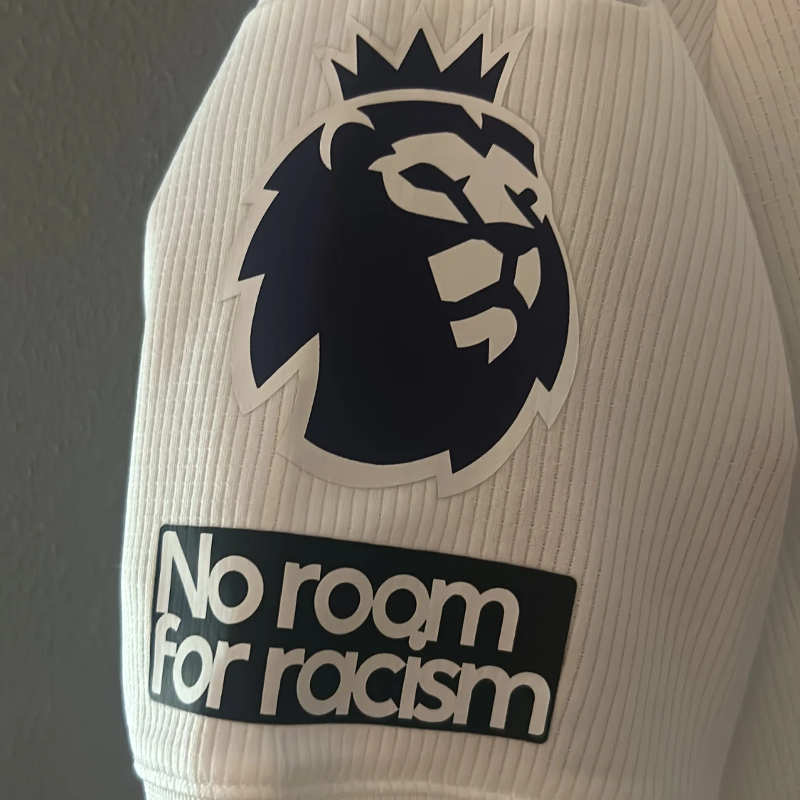 Vit fotbollströja med röd logga - 2