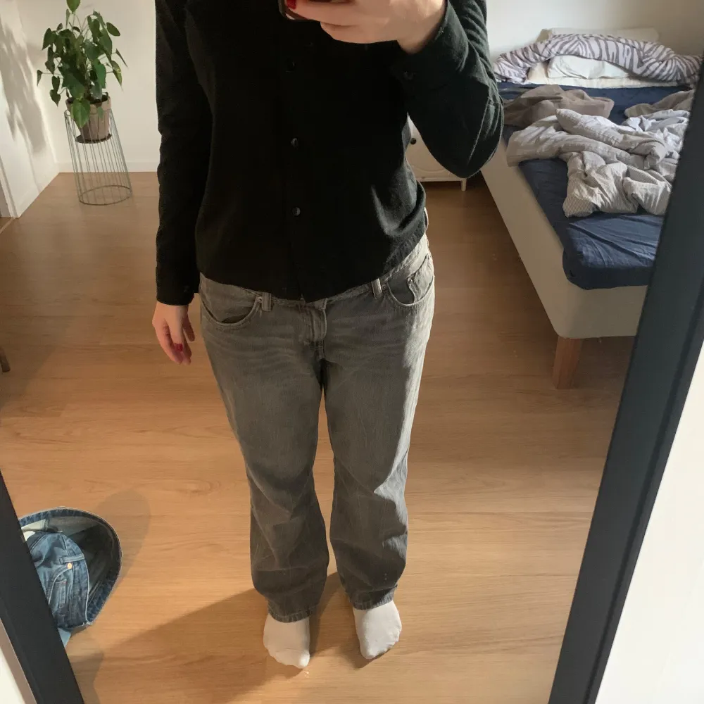 Säljer ett par arrow low straight jeans i färgen grå från weekday. Storlek 30W 30L och passar mig som oftast bär S. Köpta för 500kr men säljer för 200kr, sparsamt använda.. Jeans & Byxor.