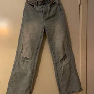 Baggy jeans med hål - Jätte fina ljusblåa jeans  baggy med hål
