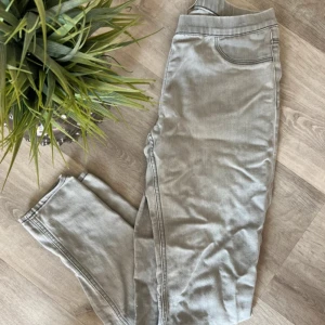 Gråa jeanstights - Grå jeans tights från h&m  Fickor på baksidan  Använda en del, men hela och har mycket kvar att ge!