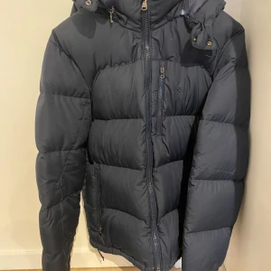 Ralph lauren vinterjacka.  - Väldigt fin vinterjacka från Ralph lauren. Den är i nyskick. Tveka inte att höra av er vid funderingar.