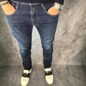 Replay anbass jeans  - // Replay anbass jeans | Storlek W33/L32 | Benlängd: 102cm / Midja:  44cm | Nypris runt 1800kr | Kontakta för fler frågor eller funderingar // Deluxecloset 